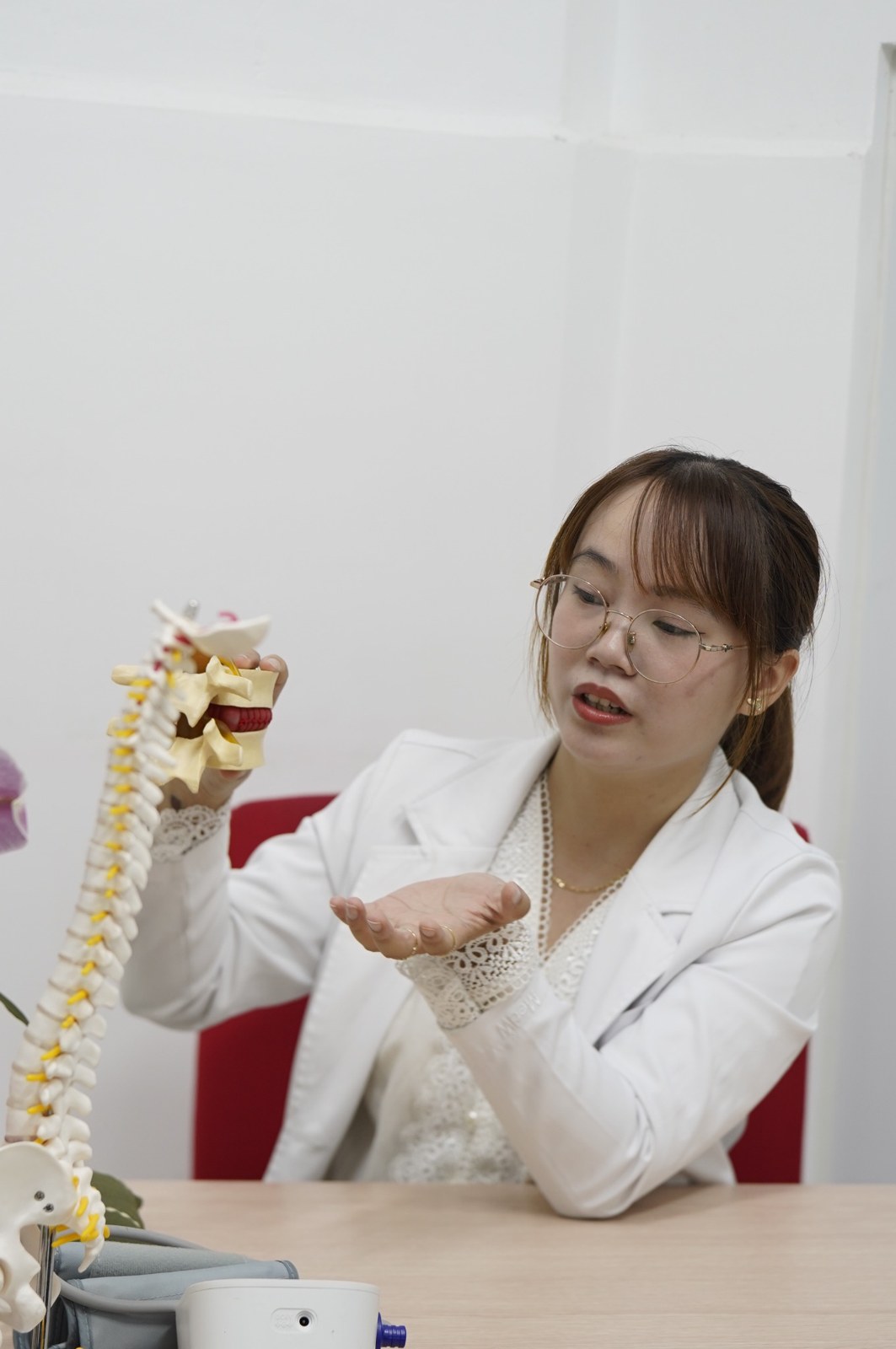 Bác sĩ CTM giải thích bằng mô hình cột sống