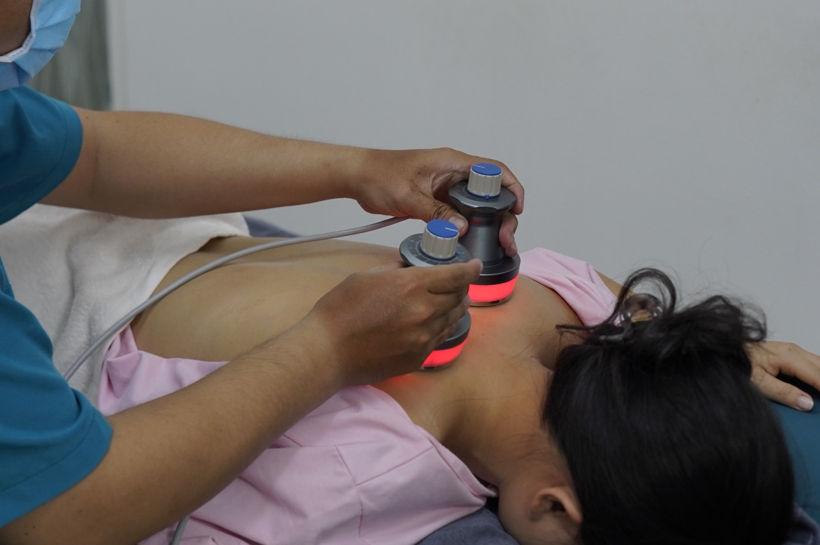 Nhân viên CTM thực hiện trị liệu bằng thiết bị